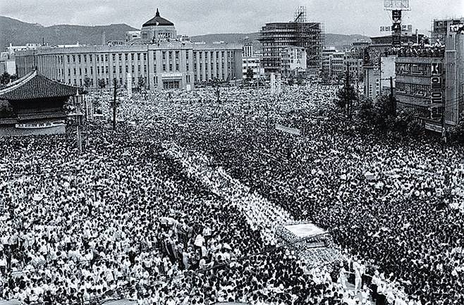 이승만 운구 행렬에 몰린 추모 인파 - 1965년 7월 27일 서울 중구 정동교회에서 거행된 영결식이 끝나고 국립묘지로 향하는 이승만의 운구 행렬. 시청 앞 광장에 추모 인파가 가득 찼다.