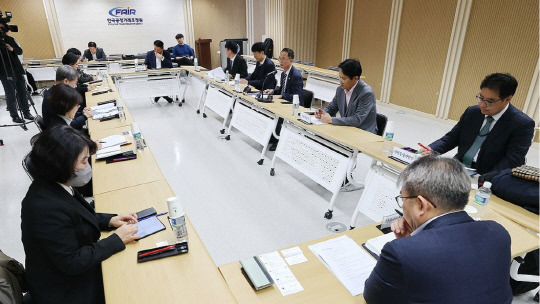 22일 오후 서울 중구 한국공정거래조정원에서 열린 '슈링크플레이션' 대응 관련 부처 간담회에서 조홍선 공정거래위원회 부위원장(오른쪽 세번째)이 발언하고 있다. 슈링크플레이션은 가격은 그대로 두거나 올리면서 제품 용량을 줄이는 현상을 말한다. 연합뉴스