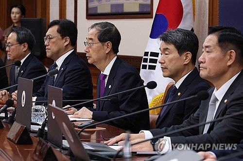 북한조선중앙통신이 북한이 군사정찰위성 '만리경-1호' 발사에 성공했다고 보도한 22일 오전 한덕수 국무총리가 서울 종로구 정부서울청사에서 열린 임시국무회의를 주재하고 있다. 연합뉴스