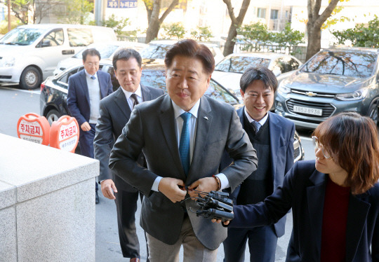 공직선거법 위반 등의 혐의로 기소된 오영훈 제주지사가 22일 제주지법에서 열리는 결심 공판에 출석하기 위해 법정으로 향하고 있다. 연합뉴스.