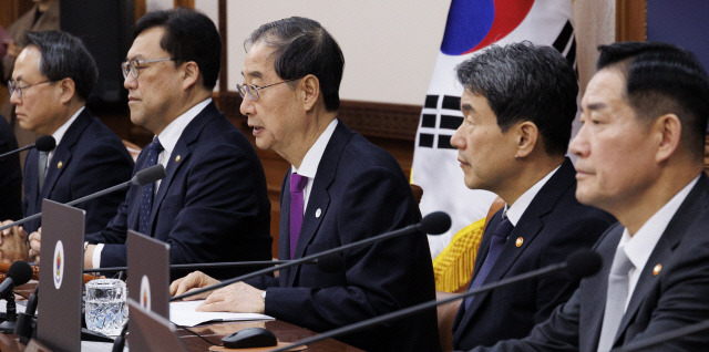 한덕수 국무총리가 22일 서울 종로구 정부서울청사에서 열린 임시국무회의에 참석해 발언하고 있다. 연합뉴스