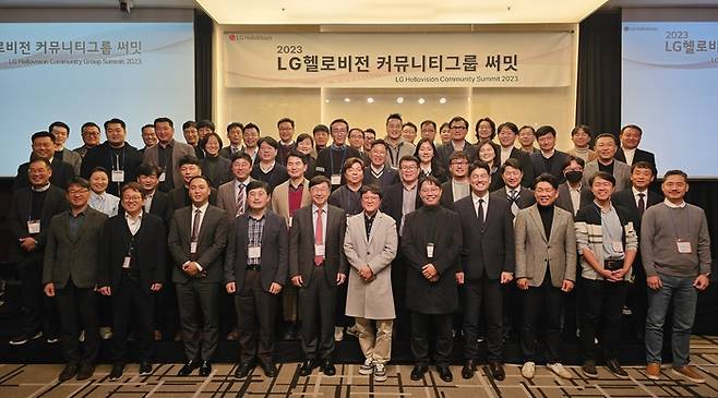 LG헬로비전 담당자와 지역 파트너기업 대표들이 모여 기념촬영을 하고 있는 모습.