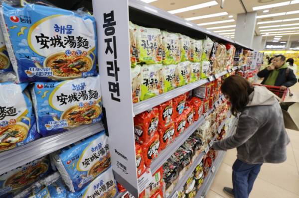 ▲서울 한 대형마트에서 묶음 봉지라면을 고르는 소비자들. (사진=연합뉴스)