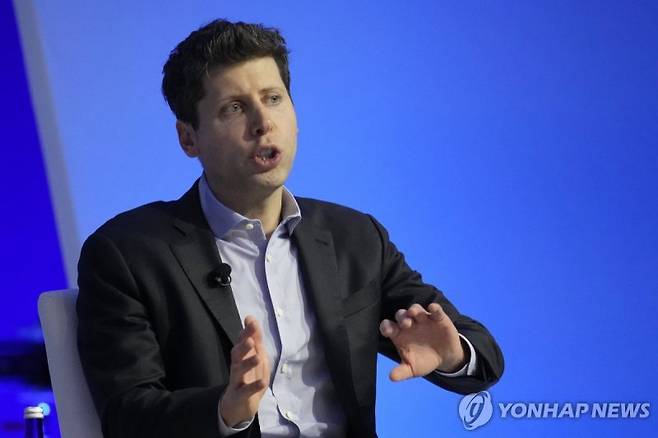 Open AI CEO Sam Altman participates in a discussion entitled 'Charting the Path Forward: The Future of Artificial Intelligence" during the Asia-Pacific Economic Cooperation (APEC) CEO Summit, Thursday, Nov. 16, 2023, in San Francisco. (AP Photo/Eric Risberg) 연합뉴스