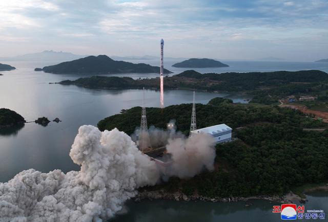 북한이 5월 31일 평안북도 철산군 동창리 새발사장에서 군사정찰위성 '만리경 1호'를 실은 위성운반로켓 '천리마 1형'을 발사하고 있다. 이 장면은 이튿날 관영 조선중앙통신이 공개했다. 해당 로켓은 엔진 고장으로 서해에 추락했다. 평양=조선중앙통신 연합뉴스