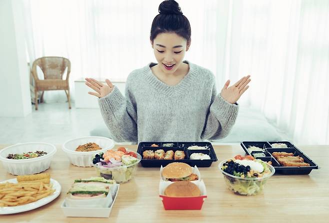 과식하거나 야식을 먹으면 소화를 위해 혈액과 에너지가 위장으로 집중돼 체온이 급격히 떨어질 수 있다./사진=클립아트코리아