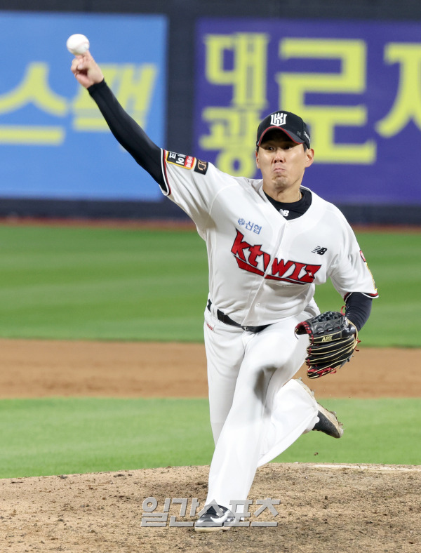 LG 트윈스와 kt위즈의 2023 KBO 한국시리즈 3차전 경기가 10일 오후 수원 KT위즈파크에서 열렸다. KT 마무리 김재윤이 9회 등판 역투하 하고있다. 수원=정시종 기자 capa@edaily.co.kr /2023.11.10.