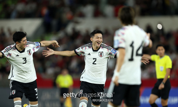 일본 축구대표팀 스기와라 유키나리가 21일 시리아와의 2026 FIFA 북중미 월드컵 아시아 2차 예선에서 골을 넣은 뒤 기뻐하고 있다. 사진=게티이미지