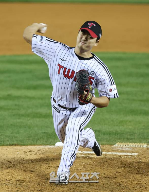 kt위즈와 LG 트윈스의 2023 KBO 한국시리즈 5차전 경기가 13일 오후 서울 잠실야구장에서 열렸다. LG 마무리 고우석이 9회 등판 역투하고 있다. 잠실=정시종 기자 capa@edaily.co.kr /2023.11.13.