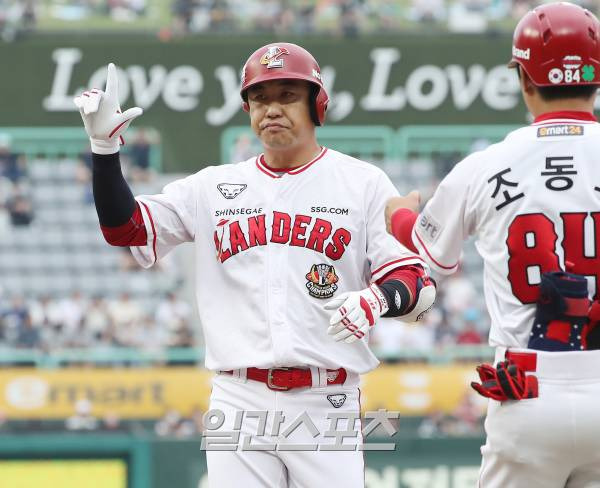 2023 KBO 프로야구 SSG랜더스와 KIA타이거즈의 경기가 6일 오후 인천 SSG랜더스필드에서 열렸다. 1회말 2사 김강민이 안타로 출루해 세레머니를 하고 있다. 인천=김민규 기자 mgkim1@edaily.co.kr