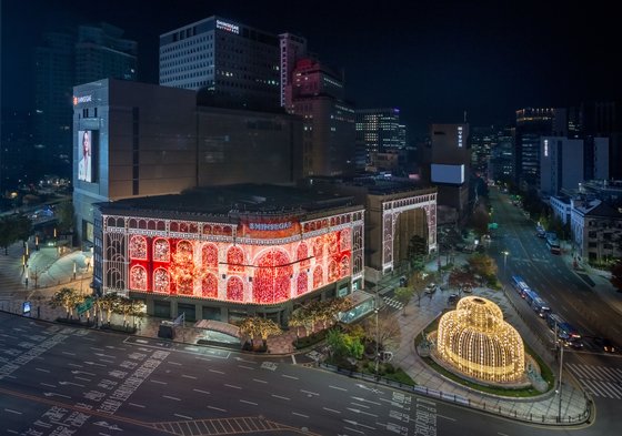 신세계백화점이 크리스마스를 앞두고 역대 최대 규모 미디어 파사드를 선보인다. 본점 외관에 375만 개의 LED 칩을 사용, 외벽 전체가 63x18m 크기의 대형 스크린으로 탈바꿈해 한층 깊어진 몰입감과 생동감을 선사한다. [사진 신세계백화점]