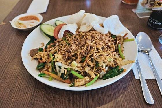 꼬들꼬들한 면발과 달달하면서 짭짤한 소스가 일품인 인도네시아식 볶음면 미고렝. 사진 김은덕, 백종민