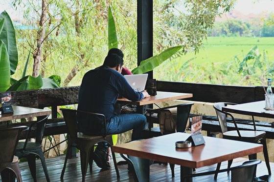 일하다가 고개만 들어도 자연이 주는 편안함을 느낄 수 있는 발리 카페. 워케이션 하기에 최적의 조건을 갖춘 섬이다. 사진 김은덕, 백종민