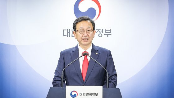 정승윤 국민권익위원회 부위원장 겸 사무처장이 22일 오후 정부서울청사에서 전국재해구호협회의 임직원 채용 비리 의혹과 재해·재난 피해자를 돕기 위한 국민 성금인 의연금·기부금 유용 의혹 관련 브리핑을 하고 있다. 뉴스1