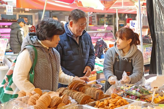 경산시장 찾은 최경환 전 경제부총리. 사진 페이스북