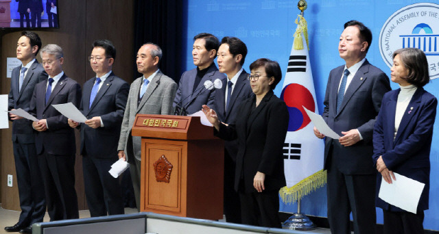 ▲ 더불어민주당 의원들이 15일 국회 소통관에서 기자회견을 열고 민주당의 ‘위성정당 방지법’ 당론 추진을 촉구하고 있다. 2023.11.15 연합뉴스