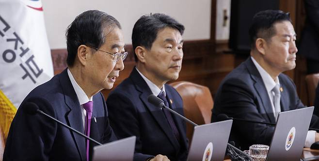 한덕수 국무총리(왼쪽)가 22일 오전 정부서울청사에서 남북 9·19 군사합의를 일부 효력 정지하기 위해 열린 임시국무회의를 주재하고 있다. 9·19 군사합의 효력 정지를 주도한 신원식 국방부 장관(오른쪽)도 참석했다. 연합뉴스