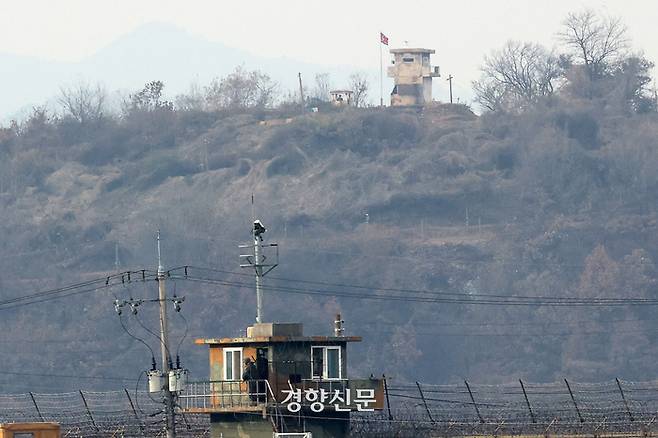 북한이 군사정찰위성을 우주궤도 진입에 성공했다고 주장함에 따라 우리 정부가 대북 정찰 강화로 대응에 나선 22일 경기 파주 임진강 일대에서 국군과 북한군의 초소가 마주보고 있다. 조태형 기자