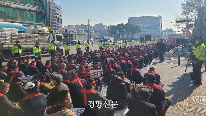 민주노총 공공운수노조 경기지부 경진여객지회가 22일 경기 수원역 앞에서 총파업 결의대회를 진행하고 있다. 김태희기자