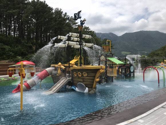 올해 여름철에 웅상 명동공원에 조성된 물놀이장. 양산시 제공