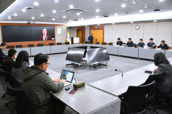 박형준 부산시장이 22일 시 출입기자단과 화상 인터뷰를 진행하고 있다. 부산시 제공