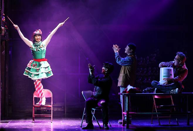 Kim Ho-young (left) performs drag queen character Angel during a press conference at Shinhan Artium at Coex in Gangnam-gu, Seoul, Nov. 15. The 40-year-old actor's musical debut was as Angel in 2002. (Yonhap)