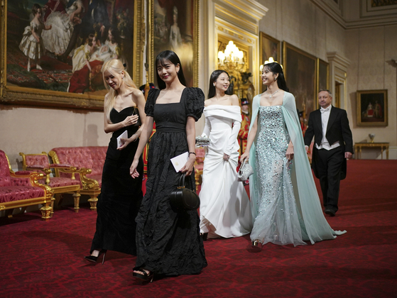 Members of K-pop girl group Blackpink head into the state banquet at Buckingham Palace in London Tuesday, celebrating the state visit to Britain by President Yoon Suk Yeol. [AP/YONHAP]