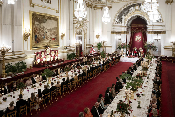 King Charles III speaks at the state banquet at Buckingham Palace in London Tuesday, for a state visit to Britain by President Yoon Suk Yeol. [AP/YONHAP]