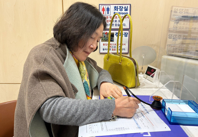 지난 17일 홍정수 아신대 교수가 보험사를 방문해 생명보험 수익자 변경을 진행하는 모습. 월드휴먼브리지 제공