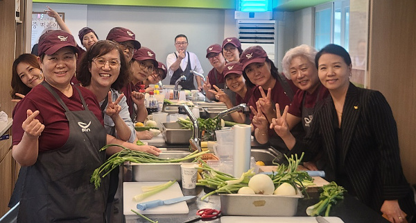 지난달 20일 서울 강서구 본월드미션센터에서 열린 ‘본 K-FOOD 강사 양성’ 수강생과 함께한 최 이사장(맨 오른쪽). 본월드미션 제공