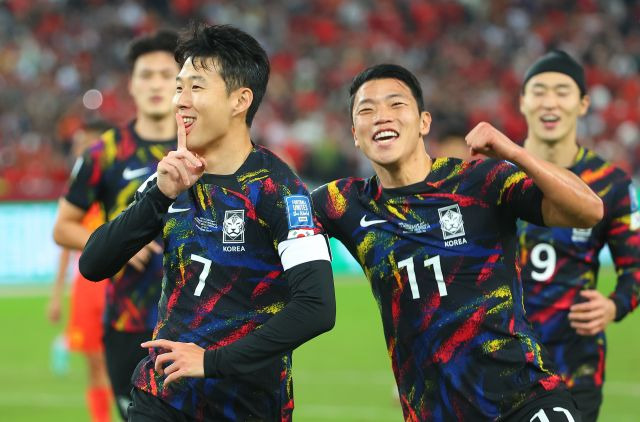 한국 축구대표팀 주장 손흥민(왼쪽)이 21일 중국 선전 유니버시아드 스포츠센터에서 중국과 가진 2026년 국제축구연맹(FIFA) 북중미월드컵 아시아 2차 예선 조별리그 C조 2차전 원정경기 전반 11분 페널티킥 선제골을 넣은 뒤 손가락으로 입을 막는 세리머니를 펼치고 있다. 손흥민도 공을 찰 때 안면에 녹색 레이저 포인터 공격을 받았다. 연합뉴스