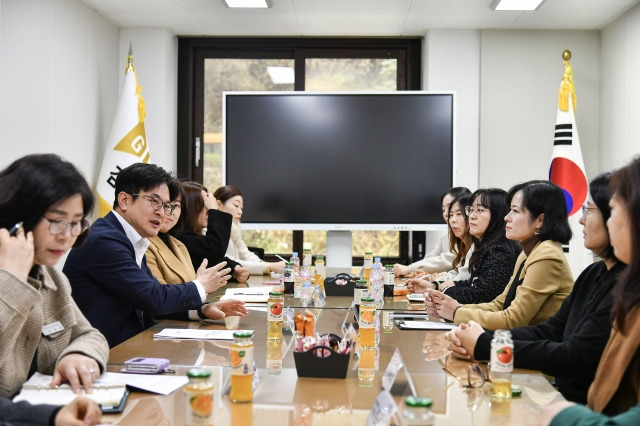 김병수 김포시장이 지난 17일 김포시학부모회장협의회와 진행한 정담회에서 서울 편입에 대해 말하고 있다. 김포시 제공