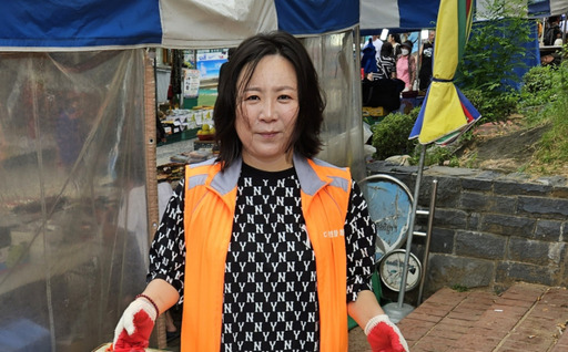 매주 토요일 정오 시간마다 홀몸노인 등을 대상으로 무료급식을 준비하고 있는 김채화씨. 본인 제공