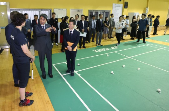 지난 6월 20일 오후 서울 송파구 한국체육대학교에서 열린 '학교체육 및 늘봄학교 지원을 위한 업무협약식'에 참석한 이주호 사회부총리 겸 교육부 장관이 배드민턴 수업을 참관하고 있다. [사진=연합뉴스]