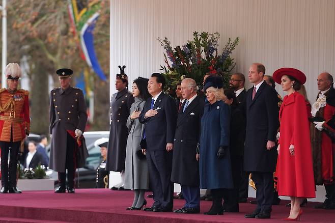▲2023년 11월21일(현지시간) 영국을 국빈 방문한 윤석열 대통령과 배우자 김건희 여사가 21일(현지시간) 런던 호스가즈 광장에서 열린 공식 환영식에서 국기에 경례하고 있다. 찰스 3세 영국 국왕, 커밀라 왕비, 윌리엄 왕세자, 케이트 미들턴 왕세자빈, 리시 수낵 총리 등이 함께 자리하고 있다.ⓒ연합뉴스