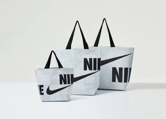 나이키의 리유저블 쇼핑백인 타포린백