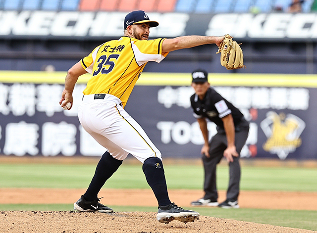 에릭 스타우트가 2023 대만프로야구 CPBL 홈경기에서 웨이취안 룽을 상대로 6이닝 9탈삼진 최고 시속 150㎞ 등으로 호투하고 있다. 중신 슝디 공식 홈페이지가 경기 MVP 선정을 알리며 게재한 사진.