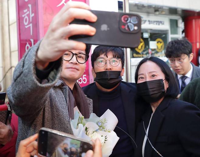 [서울=뉴시스] 한동훈 법무부 장관이 21일 대전시 중구에서 열린 컴퓨터 기반 평가(CBT) 대전시험장 개소식 참석에 앞서 시민들과 기념촬영 하고 있다. CBT 대전시험장은 외국인에게 각종 체류허가, 국적 취득 시 혜택이 주어지는 사회통합프로그램 사전평가 및 귀화용 종합평가를 상시적으로 평가 받을 수 있는 시험장이다. (사진=법무부 제공) 2023.11.21. *재판매 및 DB 금지