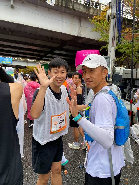 마라톤에서 나오는 수많은 일회용컵 쓰레기를 걱정하며, '무해런'을 하자고 다짐한 이들, 황승용 와이퍼스 닦장(왼쪽)과 페이스메이커 김태일씨(가운데), '에코런' 박상민씨(오른쪽). 41킬로 지점 다회용컵 급수대까지 뛰자고 했건만./사진=지키지 못할 약속을 한 남형도 기자