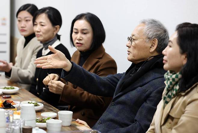 [서울=뉴시스] 유인촌 문화체육관광부 장관이 22일 경남 진주의 한 식당에서 유영희, 김태연 국가무형문화재 진주검무 보유자를 비롯한 지역전통예술인을 만나 간담회를 갖고 국가무형문화재 전승 관련 애로사항을 청취하고 개선방안에 대해 논의하고 있다. (사진=문화체육관광부 제공) 2023.11.22. *재판매 및 DB 금지