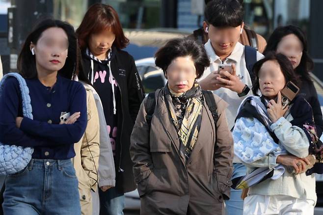 22일에는 전국이 대체로 맑다가 차차 흐려지며 수도권·강원 일부 지역에는 늦은 밤부터 비가 시작될 전망이다. 사진은 서울 아침 최저기온이 10도까지 내려간 지난달 20일 오전 서울 광화문 네거리에서 시민들이 몸을 움츠린 채 출근하는 모습. /사진= 뉴스1