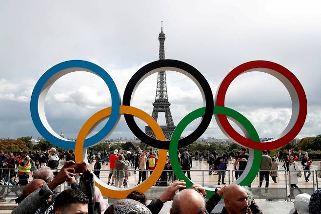 유엔이 2024 파리올림픽 기간 휴전안을 채택하며 우크라이나와 전쟁 중인 러시아에 휴전을 촉구했다. 사진은 지난 2017년 9월16일 프랑스 파리 에펠탑 앞에서 파리가 2024년 올림픽 유치권을 따낸 것을 축하하는 모습. /사진=로이터