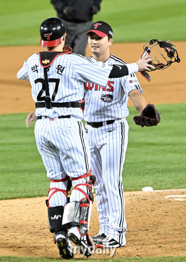 고우석-박동원, 2023년 11월 13일 오후 서울 잠실야구장에서 진행된 '2023 KBO 프로야구' 포스트시즌 한국시리즈 5차전 LG 트윈스와 kt 위즈의 경기./마이데일리 