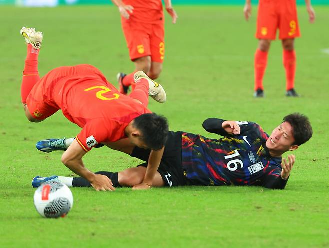 21일 중국 선전 유니버시아드 스포츠센터에서 열린 2026 북중미 월드컵 아시아 2차 예선 한국과 중국의 경기. 대표팀 황의조가 중국 주천제 파울에 넘어지고 있다. [연합]