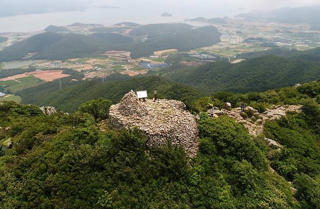 해남 달마산 봉수는 경계감시용 요새같은 곳이다. 북쪽의 2로직봉 노선은 급보를 타전하는데, 해남 것은 기능이 조금 다르다.