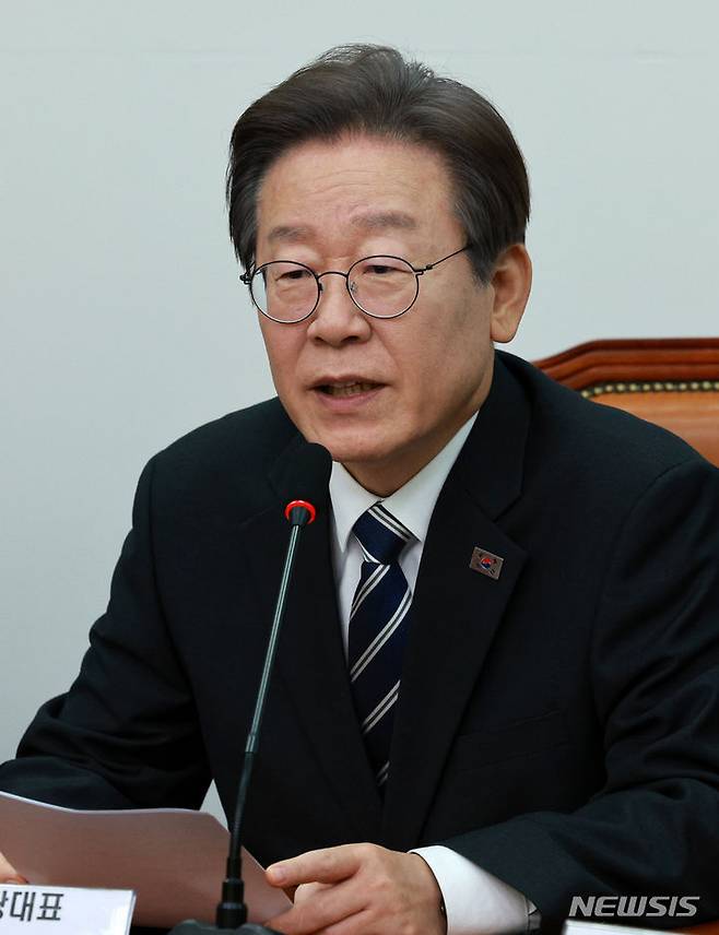 [서울=뉴시스] 고범준 기자 = 이재명 더불어민주당 대표가 22일 오전 서울 여의도 국회에서 열린 최고위원회의에서 발언을 하고 있다. 2023.11.22. bjko@newsis.com