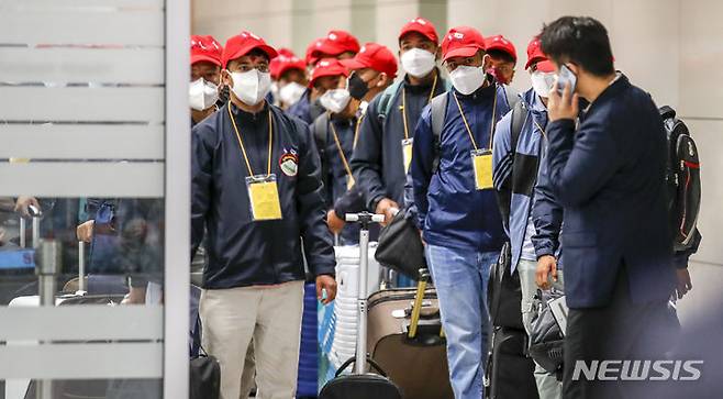 [인천공항=뉴시스] 정병혁 기자 = 지난 6월20일 오전 인천국제공항 제2터미널 입국장에 네팔에서 온 외국인근로자들이 들어오고 있다. 고용노동부는 최근 5년간 매년 5만~6만명 수준이었던 외국인 근로자 도입 규모를 올해 11만명으로 늘렸다. 외국인 고용허가제가 도입된 이후 역대 최대 규모다. 2023.06.20. jhope@newsis.com