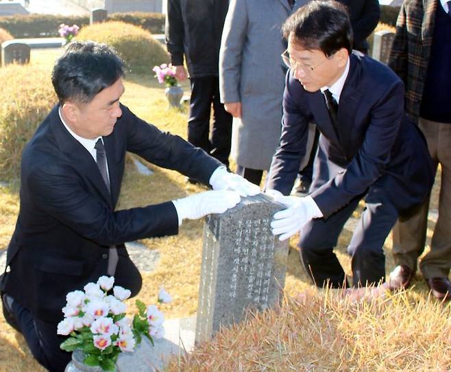 5·18 묘지 찾은 더불어민주당 김종민, 이원욱 의원. (사진=민주당 '원칙과 상식' 모임 제공) *재판매 및 DB 금지