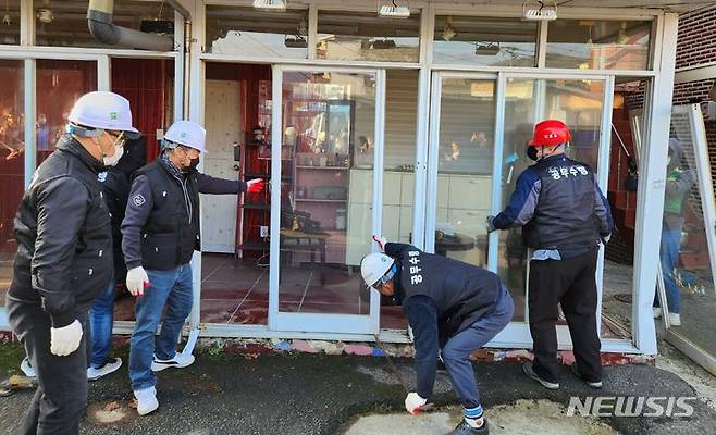 [파주=뉴시스] 송주현 기자 = 22일 오전 경기 파주시 연풍리 성매매집결지 내 불법 건축물에 대한 행정대집행이 진행되고 있다. 2023.11.22 atia@newsis.com