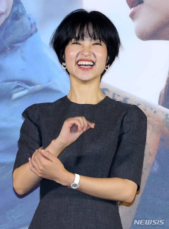 [서울=뉴시스] 김혜진 기자 = 배우 김태리가 22일 오후 서울 용산구 CGV 용산아이파크에서 열린 영화 '외계+인' 2부 제작보고회에서 포즈를 취하고 있다. '외계+인' 2부는 치열한 신검 쟁탈전 속 숨겨진 비밀이 밝혀지는 가운데 현재로 돌아가 모두를 구하려는 인간과 도사들의 이야기를 그린 영화다. 오는 2024년 1월 개봉 예정. 2023.11.22. jini@newsis.com